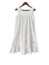 Load image into Gallery viewer, Girls nostalgic nightie in white cotton with daisy print