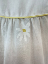 Load image into Gallery viewer, Detail white cotton with daisy print