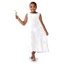 Load image into Gallery viewer, Girls nostalgic nightie in white cotton with daisy print